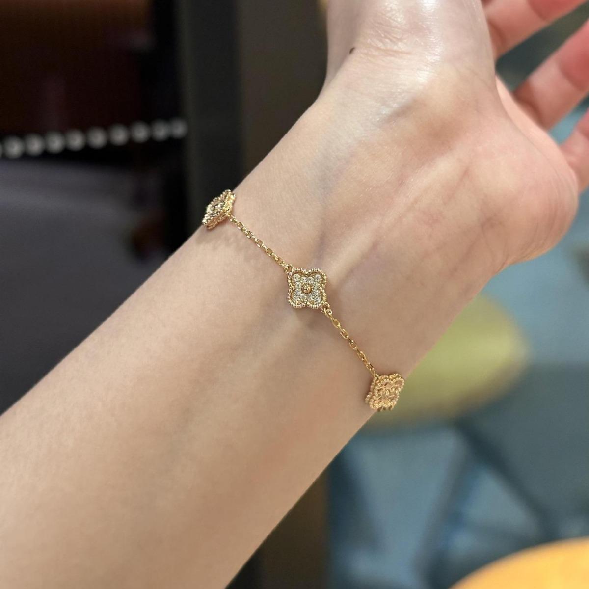 

V Gold Mini Small Four-leaf Clover Six-flower Bracelet Women s Plated 18K Gold Full Diamond Flower Jewelry Temperament Nude