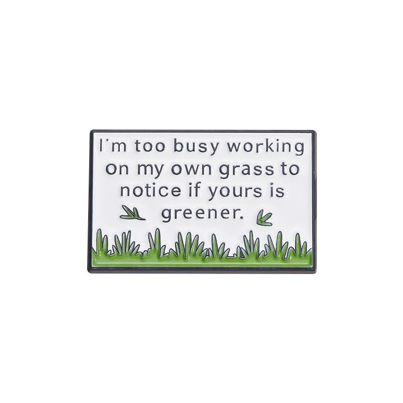 

Я слишком занята работой на своей лужайке, чтобы заметить, что ваша зеленее. Минималистичная брошь с текстом, аксессуар для рюкзака. busy planting grass