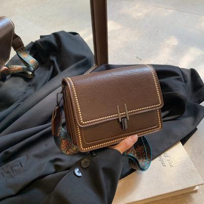 Stilvolle und einfache kleine quadratische Tasche mit breitem Schultergurt, Retro-Trend, Klappverschluss, vielseitiger Trend, diagonale Spannweite, einzelne Schultertasche für Damen