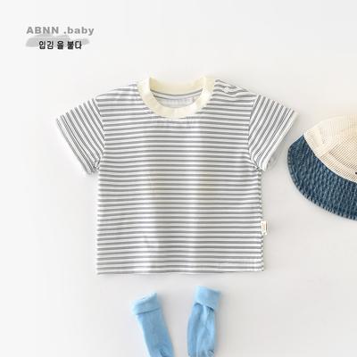 Nuova maglietta a maniche corte a righe da bambino per l'estate 2025, top coreano da neonato con scollo rotondo e spalle scoperte