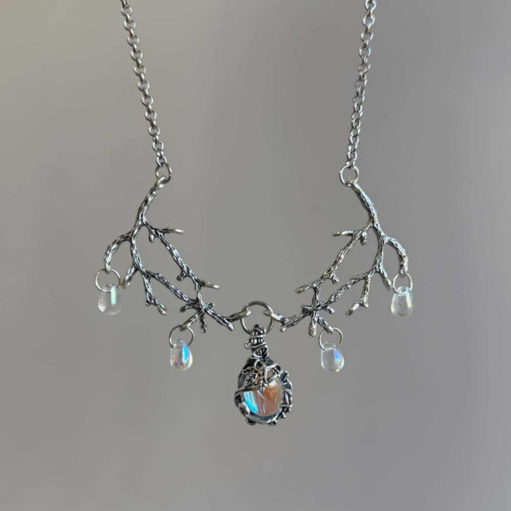 Goth Silberfarbener Ast Tränenförmiger Blendende Farben Mondstein Anhänger Halskette für Damen Halloween Magische Hexe Schmuck