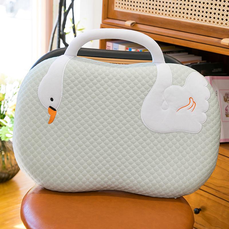 

Летняя кукла белого медведя, лежащая на подушке для собаки из ледяного шелка на кровати, спящая, с длинными полосками ног, прижатыми к подушке, спящая девушка 50*35cm