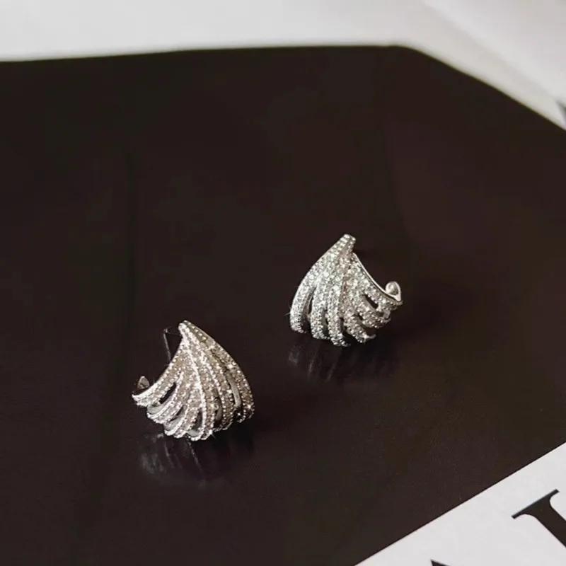 New Fashion Claw Stud Earrings with Dazzling Cubic Zirconia Delicate Graceful Accessories Versatile Female Party Jewelry