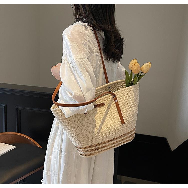 Literary Straw Woven Bag New Large-capacity Woven Tote Bag Portable Holiday Wind Beach Bag Women