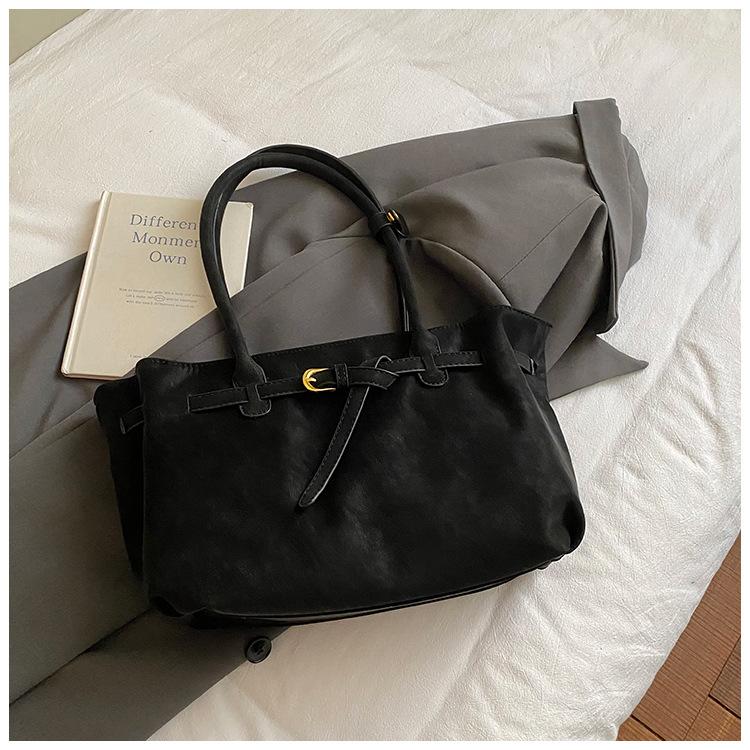 

Niche retro single shoulder armpit bag women s winter new shoulder bag large capacity commuter tote bag