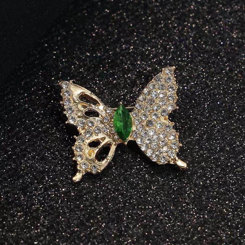 

1pc Exquisite Style Gold Diamond Butterfly Brooch With Imitation Emerald Embellishment Showcasing Elegance Grace And Luxury