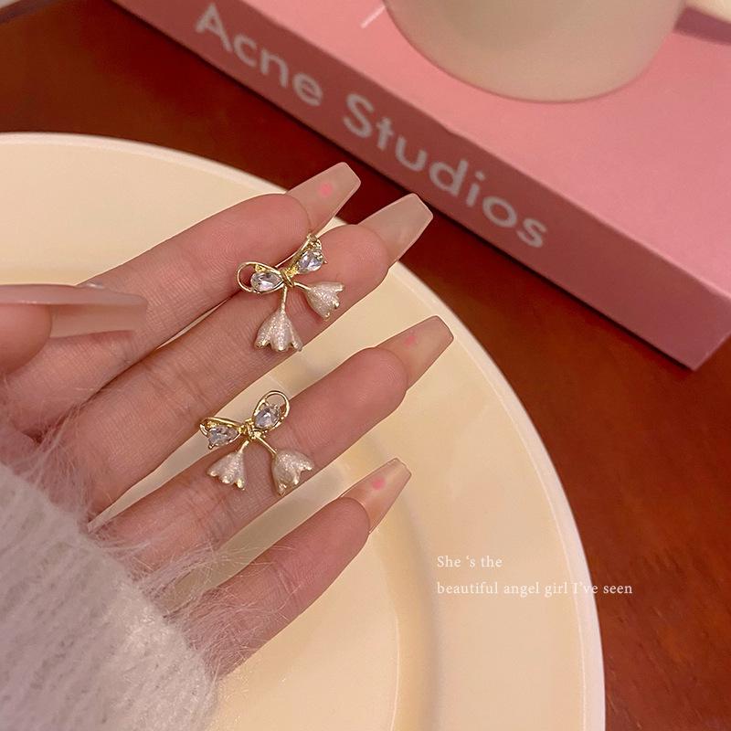 2025 Spring/Summer Floral Pearl Stud Earrings - Elegant Women's Light Luxury Edition