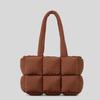 Bolso tote de invierno blanco nube para mujer: Bolso de mano suave y acolchado con diseño de cuadrícula de seis palacios.