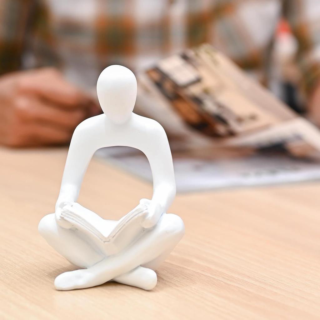 Promyšlené dárky pro muže – Socha Myslitele Moderní abstraktní pryskyřičná socha s knihou | Malá bílá figurka Hlubokého myslitele držící knihu