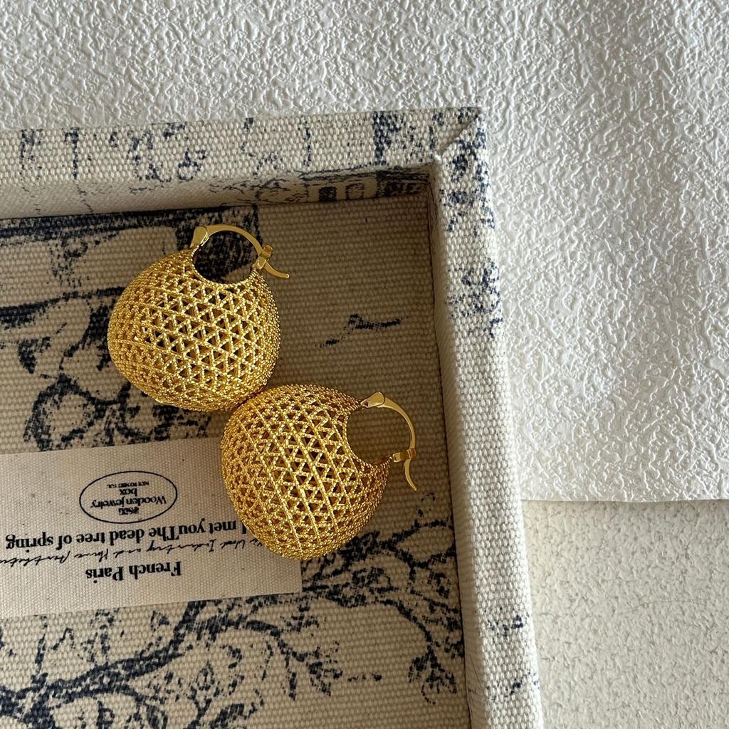 Metal Smooth Three-Dimensional Simple Large Earrings Niche Design Sense Light Luxury High-End Exaggerated Unique Stud Earrings