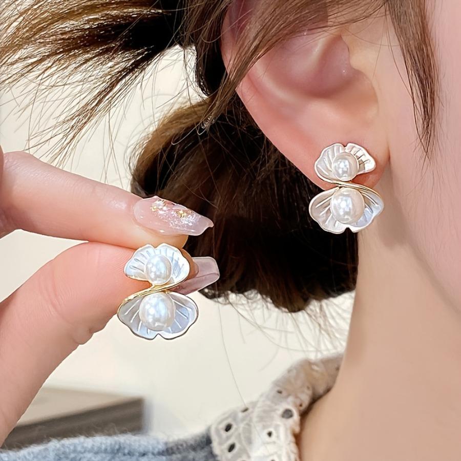 New Fresh And Sweet Shell Pearl Stud Earrings, Small And Exquisite with a Creative Design, Perfect for a Beach Vacation And Versatile for Any Outfit