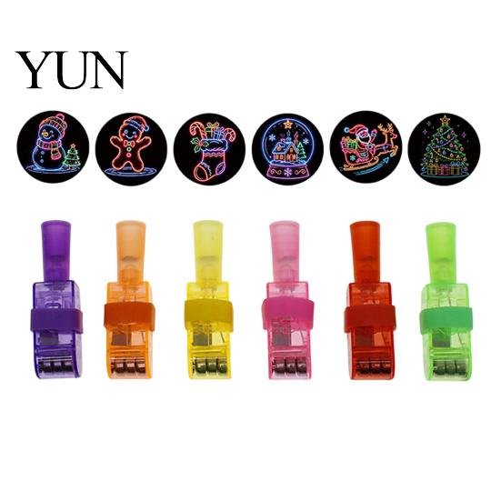 Interactive Play Toys Christmas Finger Projector Light, Mini Patterns LED Toy for Kids, Portable Projection Gadgets Light Up Ring Xmas Party Supplies