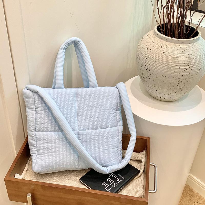 

Niche design cotton clothes shoulder tote bag 2025 new embroidery thread square cloud bag large capacity portable messenger bag синій