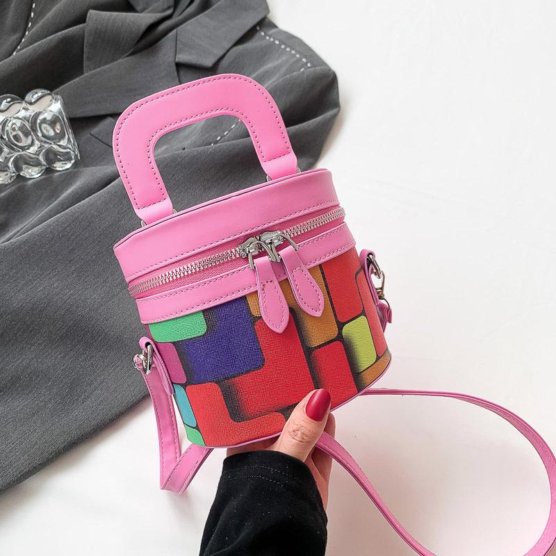 

Модна переносна сумка-відро з геометричним малюнком контрастного кольору Нова універсальна сумка через плече 2024 року проста персоналізована жіноча сумка рожевий