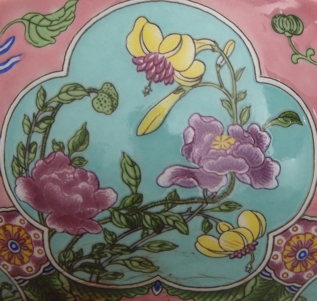 Qing Kangxi Rosa Emaille Blumenschale Kangxi Jahreszeichen Handbemalt Rotes Material Manuelle Bemalung