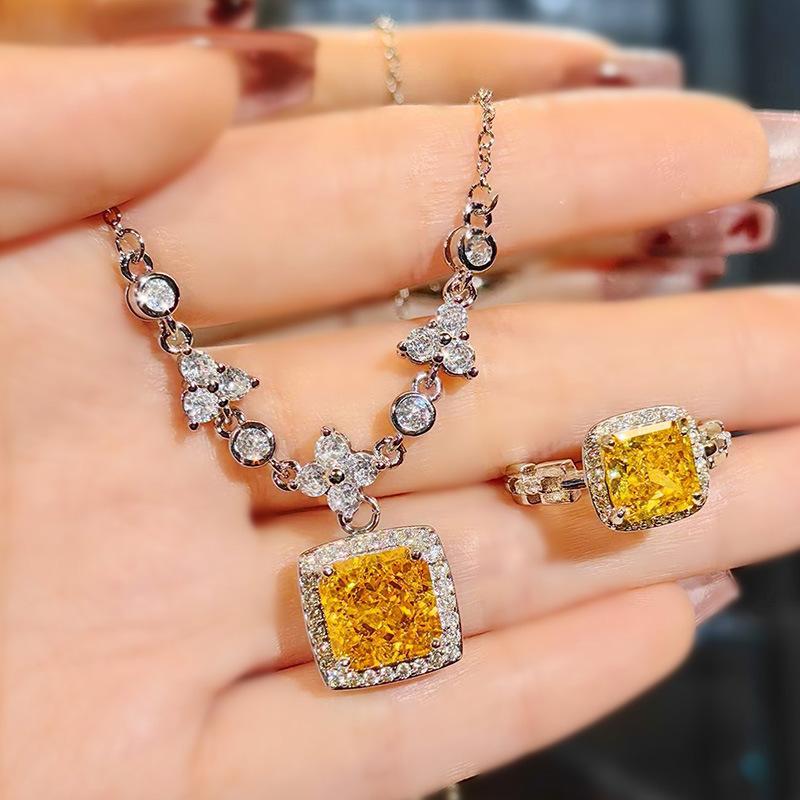 Französischer Leichter Luxus Importiertes Hochkarbon Diamant Chinesisches Rot Halskette Eingelegt mit Eisblumen Schliff Gelber Diamantring Quadratische Tasche Farbige Schatz-Set