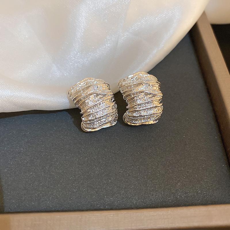 

Металлические плиссированные изогнутые серьги