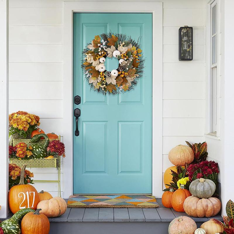 Herbstlich inspirierte Herbstdeko Erntedankkranz mit weißem Kürbis und Ahornblättern