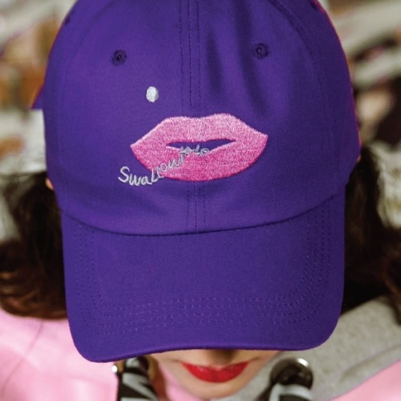 

SWALLOWTALE Lip Embroidered Ball Cap (Purple) Purple