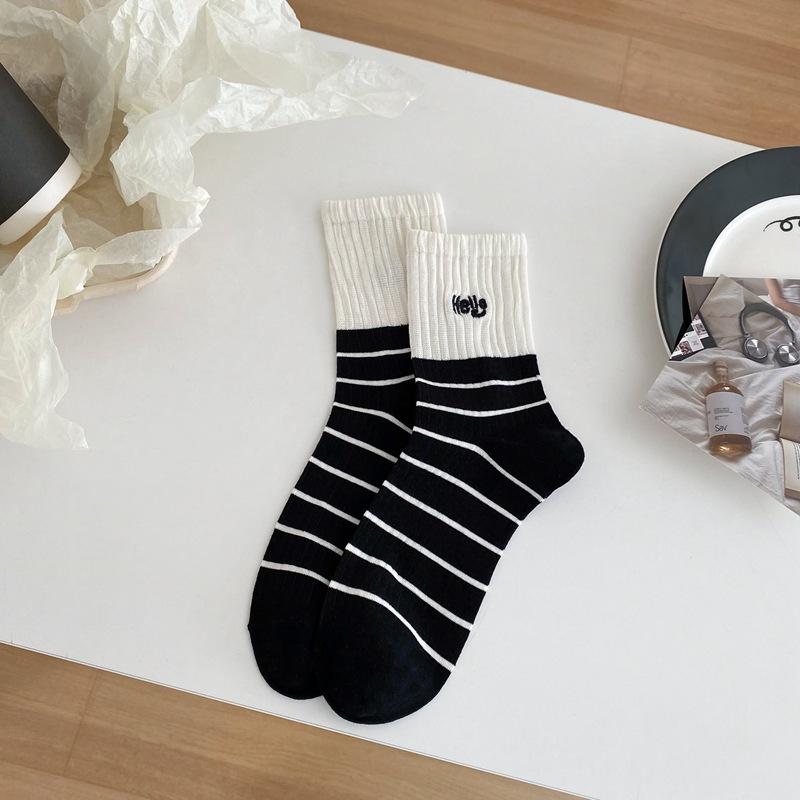 

Весенние и летние носки из бамбукового хлопка с легкой вышивкой, средние, модные универсальные черно-белые студенческие носки One Size