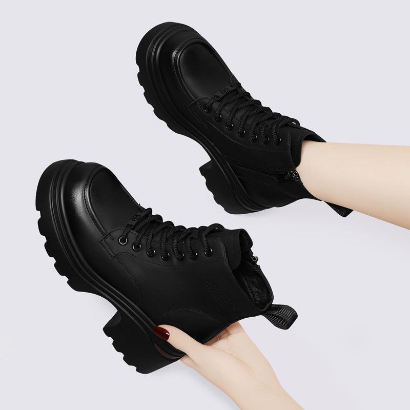 Dámské kotníkové boty na silné platformě zvyšující výšku, móda podzim/zima 2024.