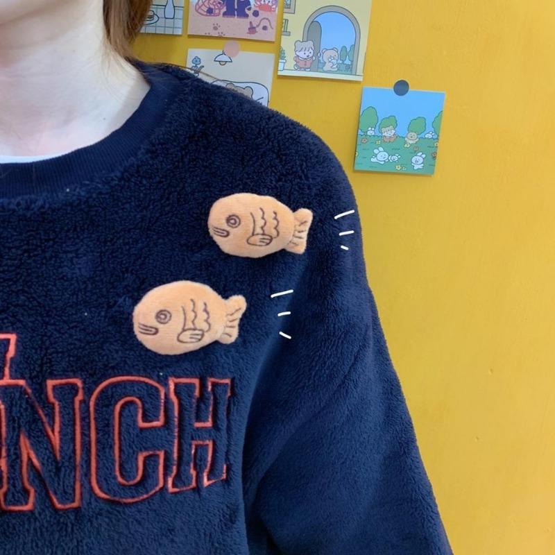 1 Adet Yeni Moda Kış Sevimli Peluş Küçük Balık Sevimli Broş Kadınlar Erkekler Palto Takım Elbise Broşlar Yaka Sırt Çantası Aksesuarları Takı