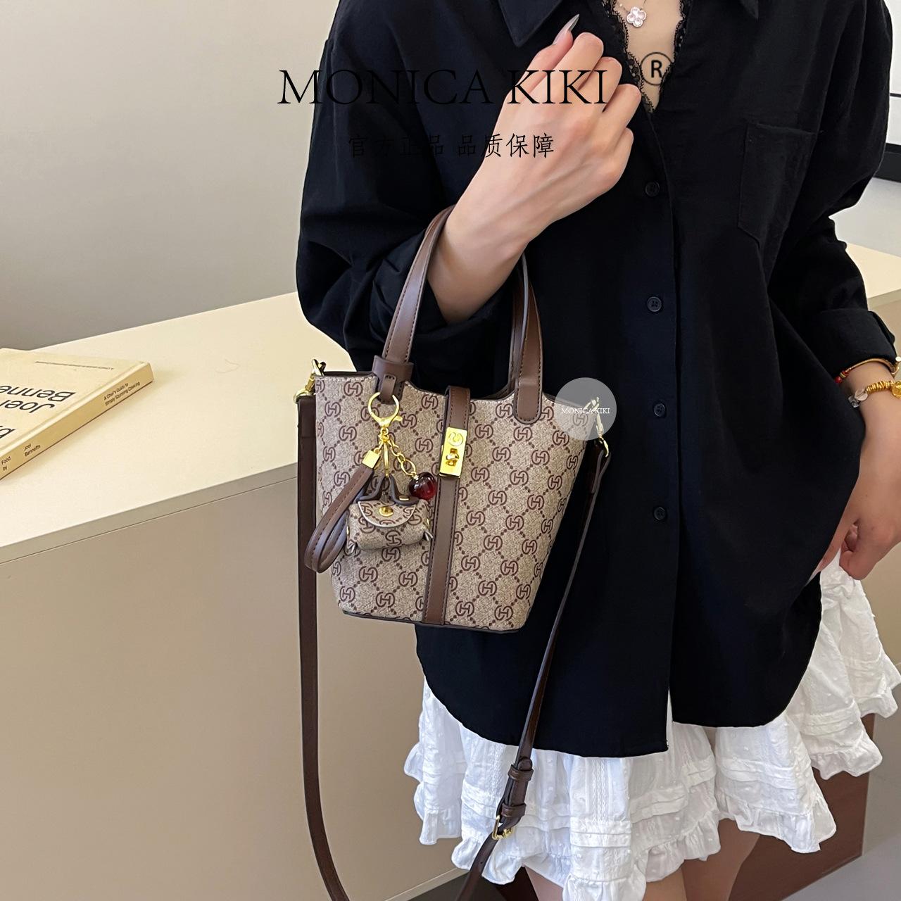 

European and American trendy high-end sense retro printing portable bucket bag women s 2025 new large-capacity fashion versatile messenger bag серый