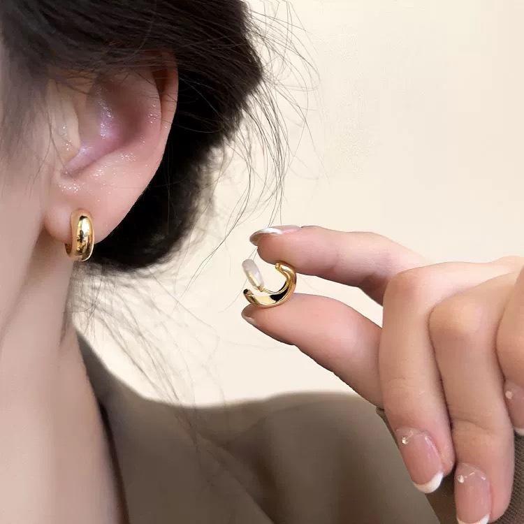 Chic No-Pierce Smooth Ear Clip Earrings for Women – Trendy & Versatile