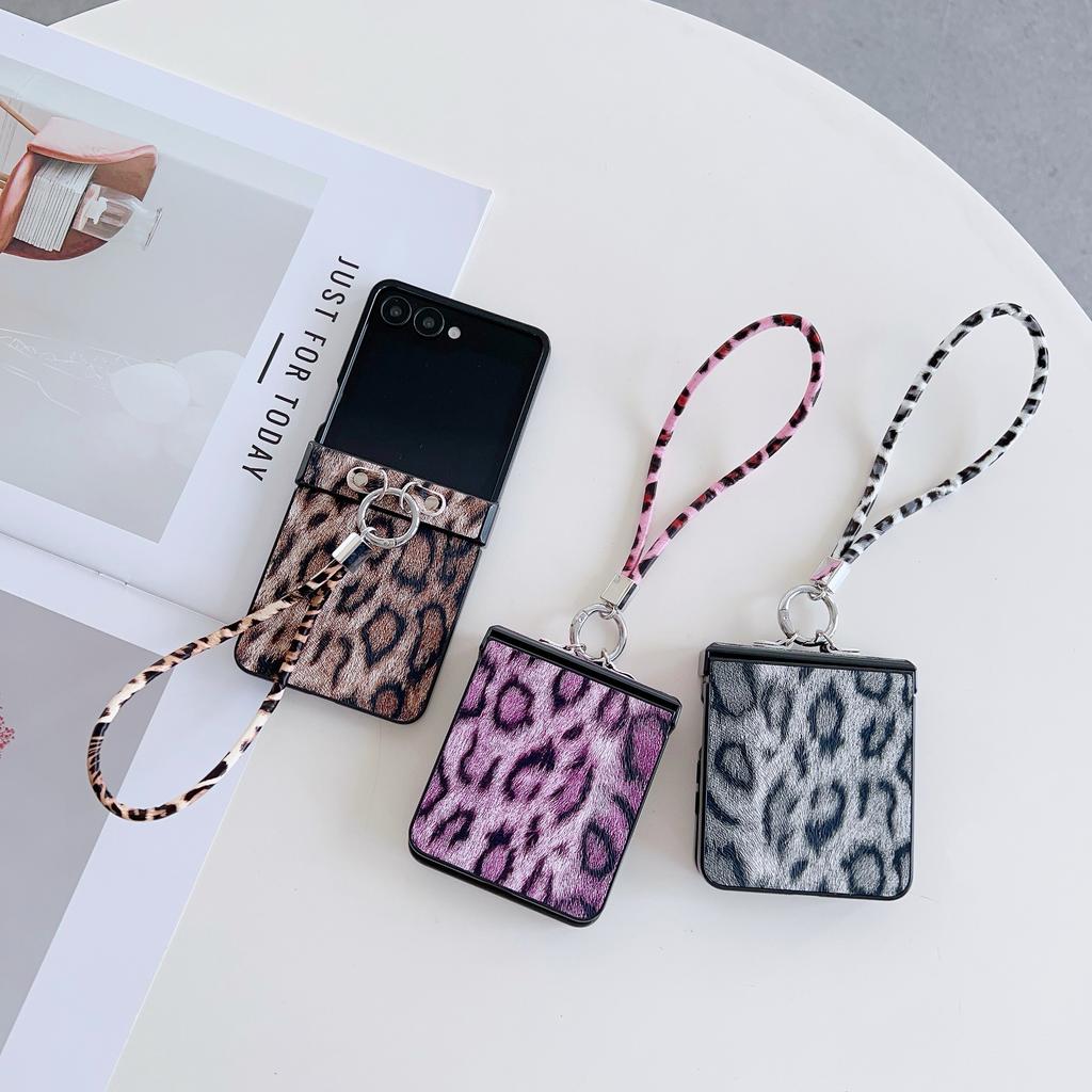 For Samsung Z Flip7 ZFlip6 Fashion Leopard Print Fold Phone Case for Galaxy Z Flip 3 4 5 6 7 Flip7 FE Wrist Strap Leather Cover