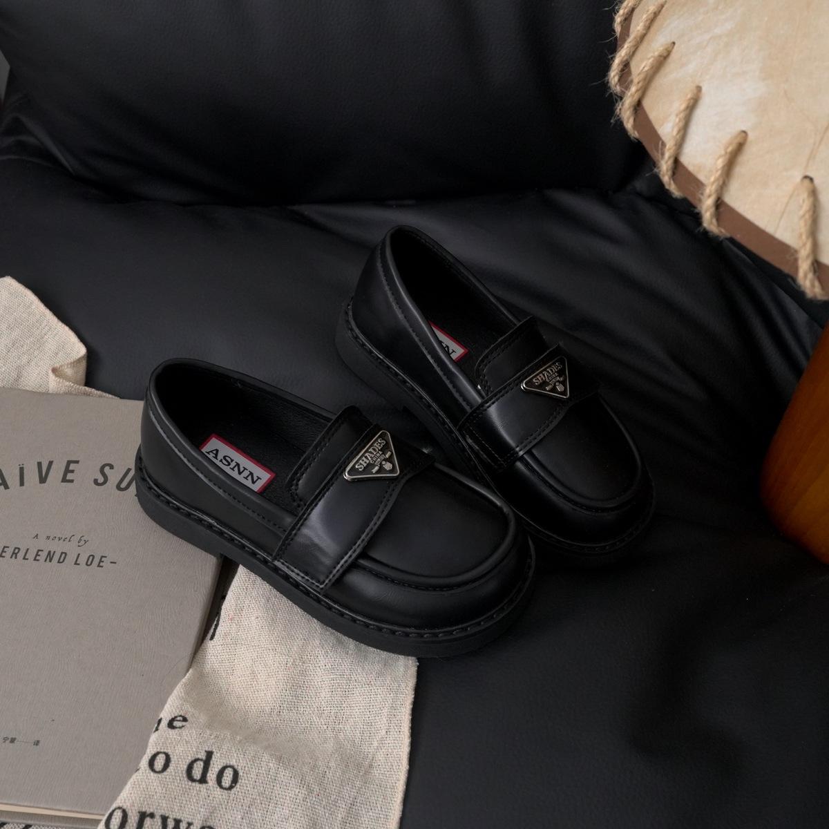 

XSHX Любовь к треугольному лейблу Детская маленькая кожаная обувь Осень Мужская и женская Классическая черная липучка 246156 25 чёрный