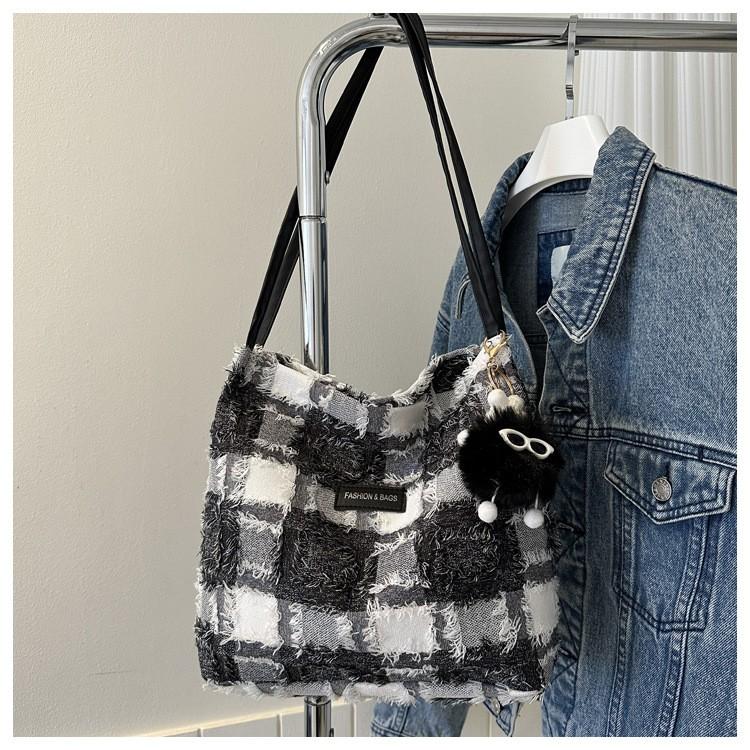 

Женская сумка через плечо из цветочного холста One Size чёрный