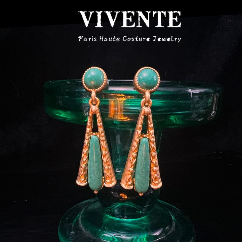 

Vintage Fan-Shaped Brooch and Emerald Green Stone Stud Earrings зелёный