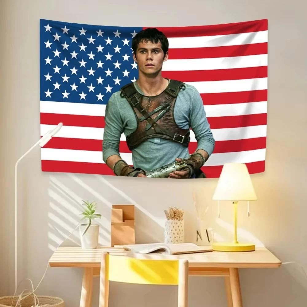 Dylan O'Briens Maze Runners Wandteppich mit rosa amerikanischen Flaggen für Schlafzimmer, Wohnzimmer, Heimdekoration, Hintergrundstoff, Festivalgeschenke