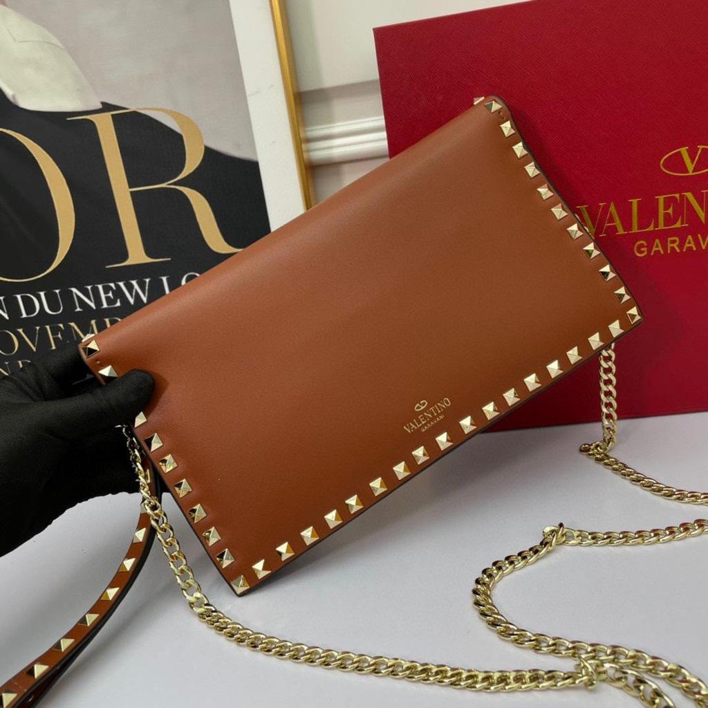 V Family 2026 Women's European & American-Style Rivet Clutch Crossbody Bag