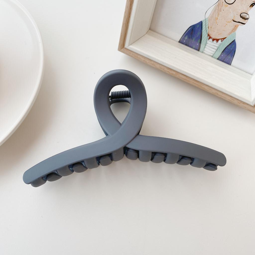 Beautifully Plastic Crafted Hair Claw Clips With Elegant Shapes And Vibrant Colors For Every Hairstyle Needs