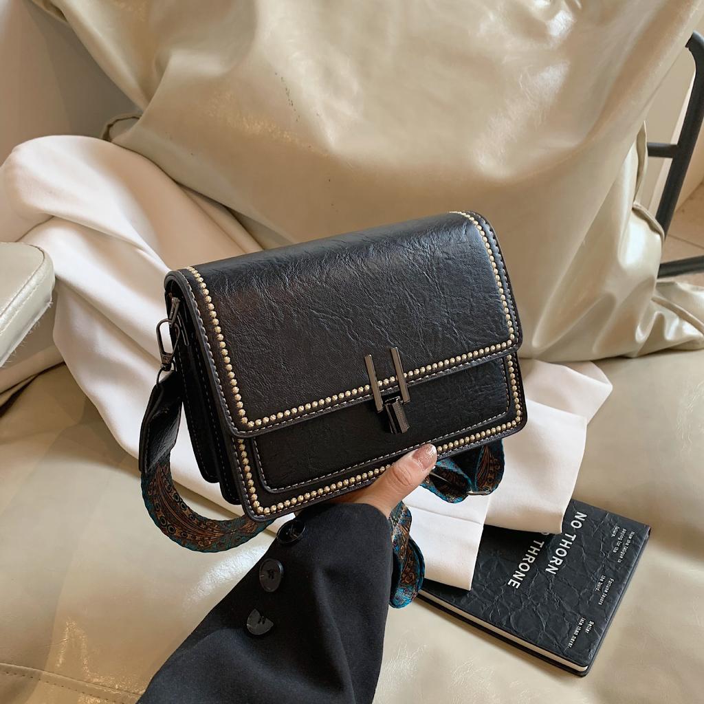 Stilvolle und einfache kleine quadratische Tasche mit breitem Schultergurt, Retro-Trend, Klappverschluss, vielseitiger Trend, diagonale Spannweite, einzelne Schultertasche für Damen