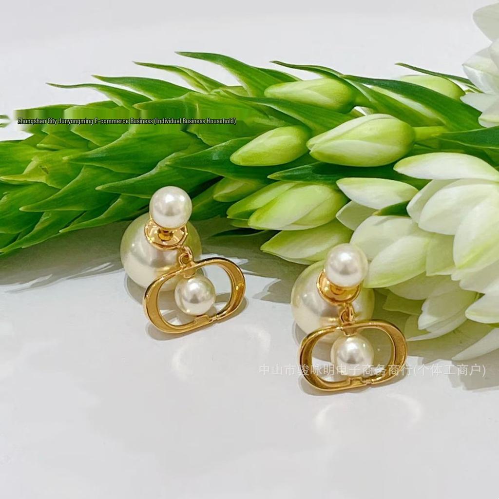 Elegante minimalistische Ohrstecker aus 925er Silber mit Perlen und D-Buchstaben-Design