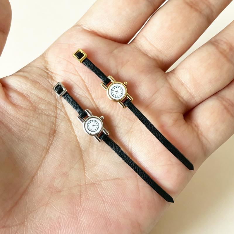 1Pcs Dollhouse Wrist Watch Model Simulation Metal Watch Miniature Scene Props Mini Cute Miniature Watch Decoration