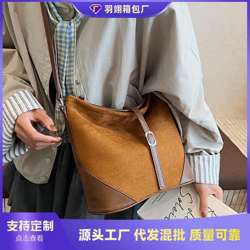 Large capacity messenger bag women's autumn and winter new fashion matte shoulder bag retro commuter bucket bag
