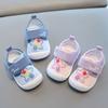 Nowe buty do chodzenia dla niemowląt, zarówno dla chłopców, jak i dziewczynek, to miękkie, oddychające buty z tkaniny, które będą wydawać dźwięk