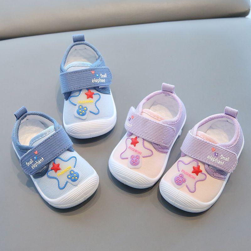 Nowe buty do chodzenia dla niemowląt, zarówno dla chłopców, jak i dziewczynek, to miękkie, oddychające buty z tkaniny, które będą wydawać dźwięk