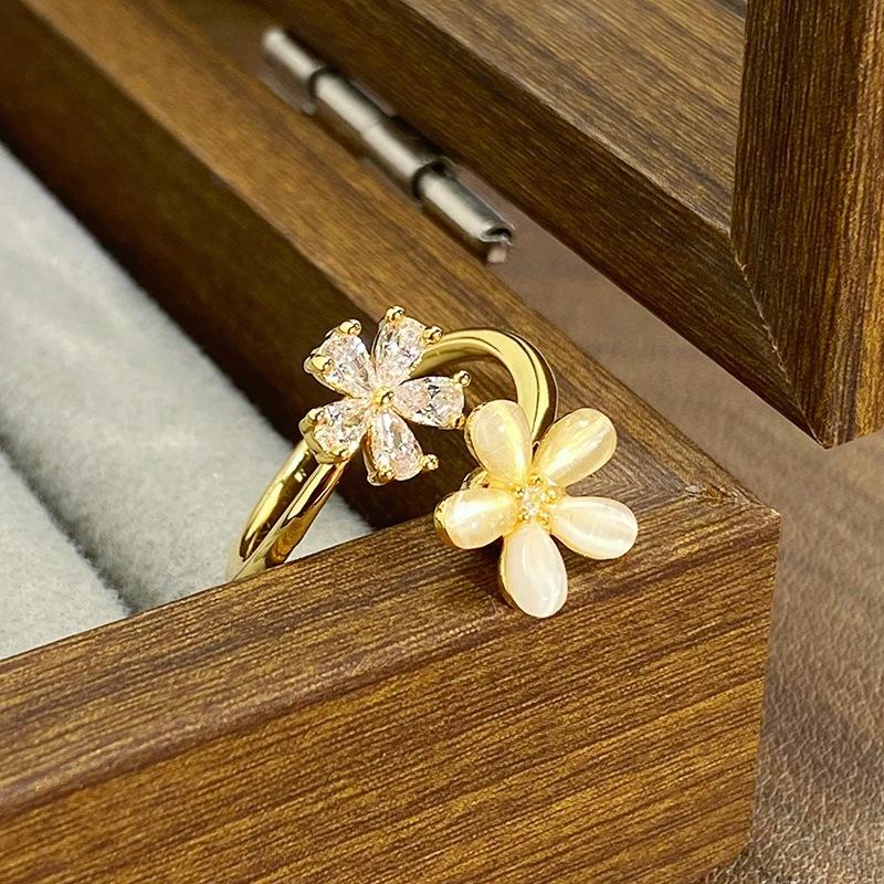 [Golden Mang Yayun] Imitation Opal Flower Butterfly Opening Ring Medieval Vintage Zircon Stacked Ring