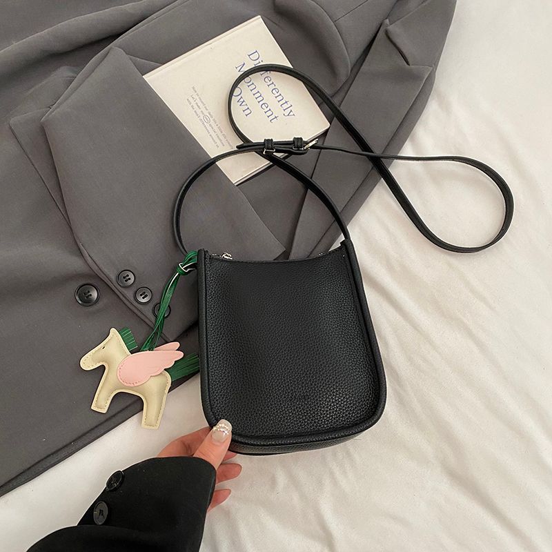 

Простая маленькая сумка из тисненой кожи Женская 2025 Новая мода Мягкая кожа Сумка для мобильного телефона Летняя высококачественная наплечная сумка-мессенджер Black