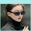 Lunettes de soleil carrées tendance avec monture noire et verres noirs