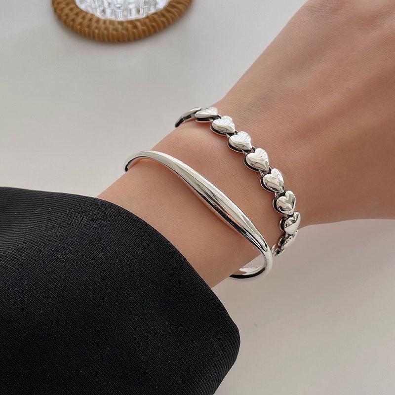 Korean Style Geometric String of Hearts Bracelet for Women – Retro, Simple, and Trendy Jewelry Piece