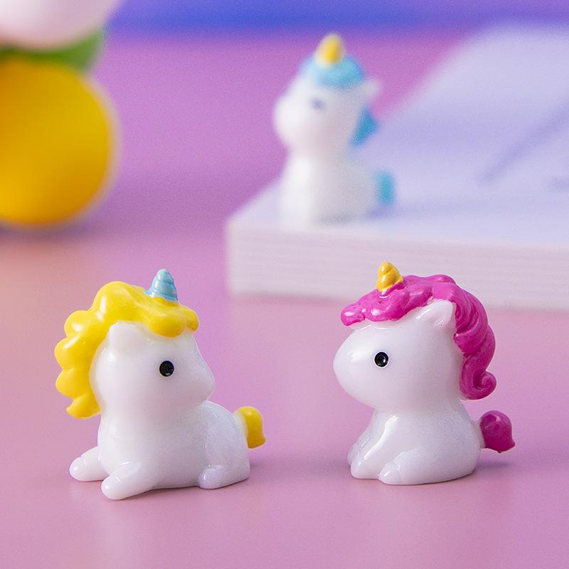 Süße Cartoon-Einhörner in Miniaturlandschaften, Kreative Heim-Schreibtischdekorationen, Auto-Dekorationen, Harz-Handarbeiten und Kleine Ornamente