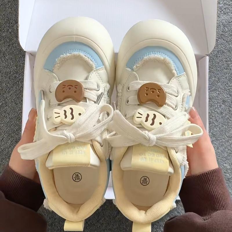 Die neuen Nischen-Schuhe mit dicken Sohlen und Brokat sind vielseitige und lässige Sneakers.