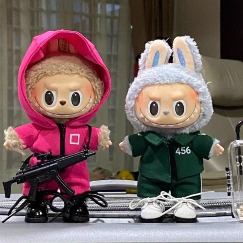 Labubu Kleidung Sportbekleidungs-Set, erhältlich in den Farben Grün und Pink, mit verschiedenen Nummern und Mustern für den pinken Jumpsuit