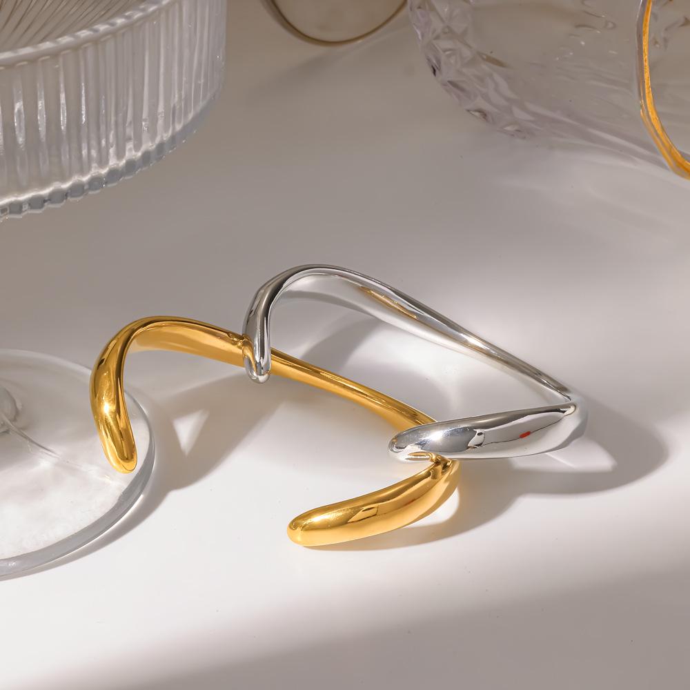 Niche Irregular Titanium Steel Bracelet in Smooth 18k Gold - Fashionable High-End Accessory