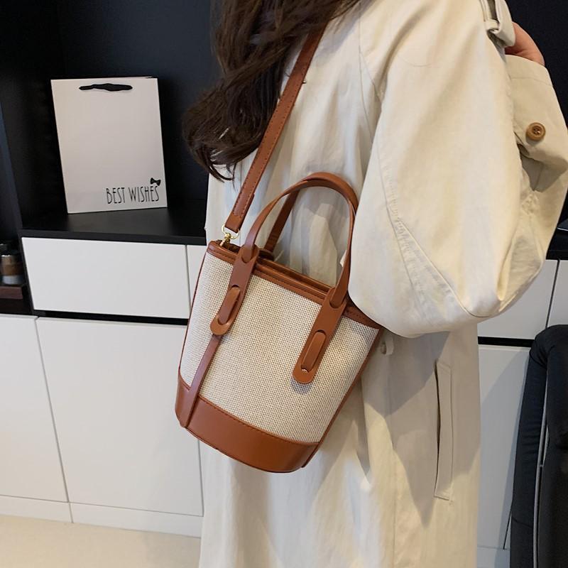 This year, the popular contrasting color bucket bag women's 2025 new niche fashion portable shoulder bag high-end messenger bag